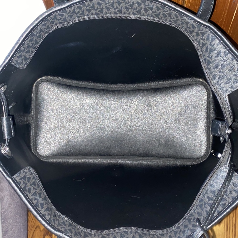 ***AUTHENTIC MICHAEL KORS BLACK TOTE BAG 🖤🖤🖤*** - Picture 2 of 13